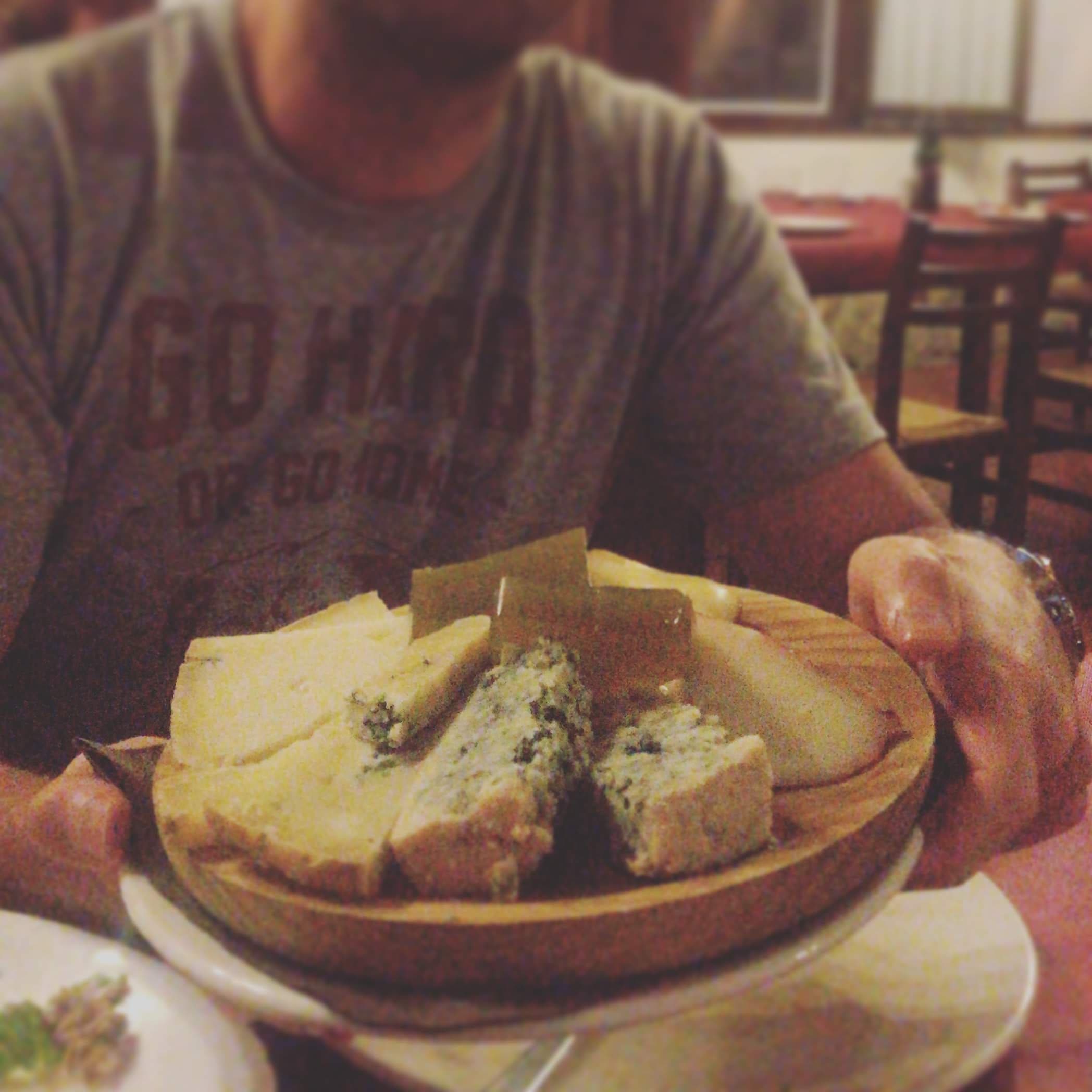 Parella somrient brindant amb copes de vi en un restaurant elegant